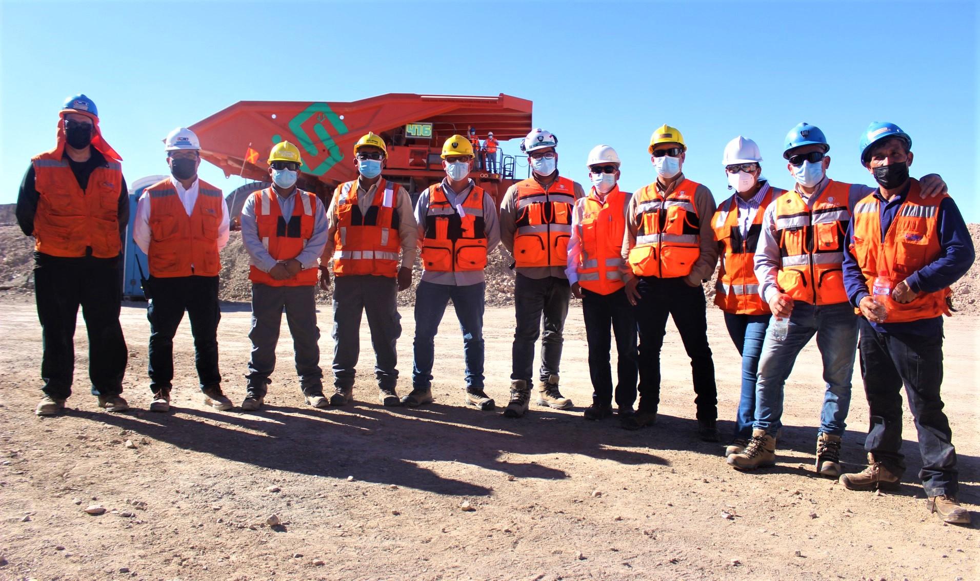 Más de 290 trabajadores de la mina subterránea se capacitan para convertirse en operadores de camiones del Rajo Inca 1 Foto grupal