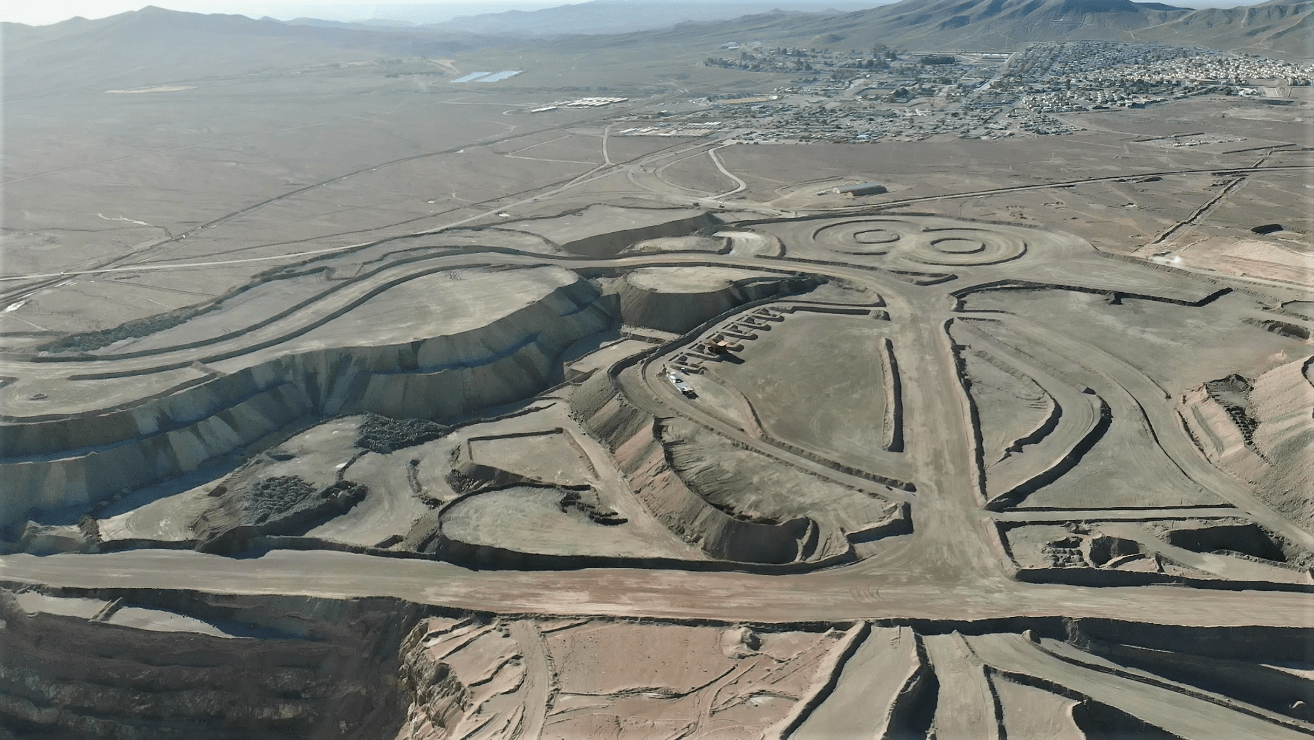 Codelco Salvador construye pista de entrenamiento para camiones equivalente a 150 canchas de fútbol 1 Cancha 2