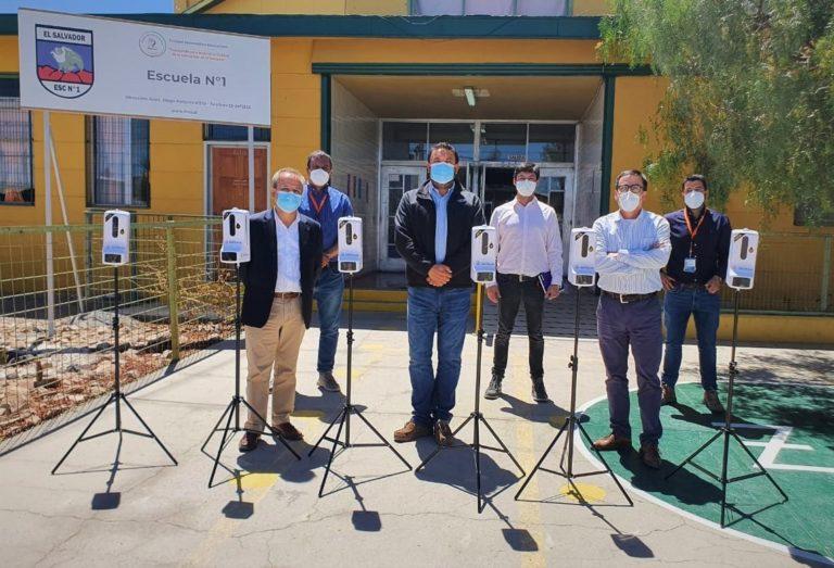 Codelco Salvador hace entrega de nuevos dispensadores automáticos para agilizar ingreso de estudiantes 4 Entraga kit a Escuela N° 1