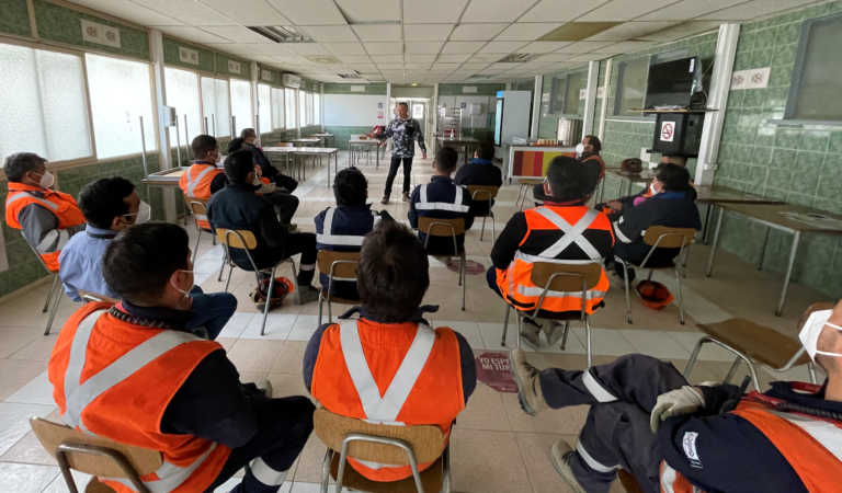 Con intervenciones teatrales en las áreas Codelco Salvador intensifica mensaje por la seguridad 8 Claudio Moreno 1