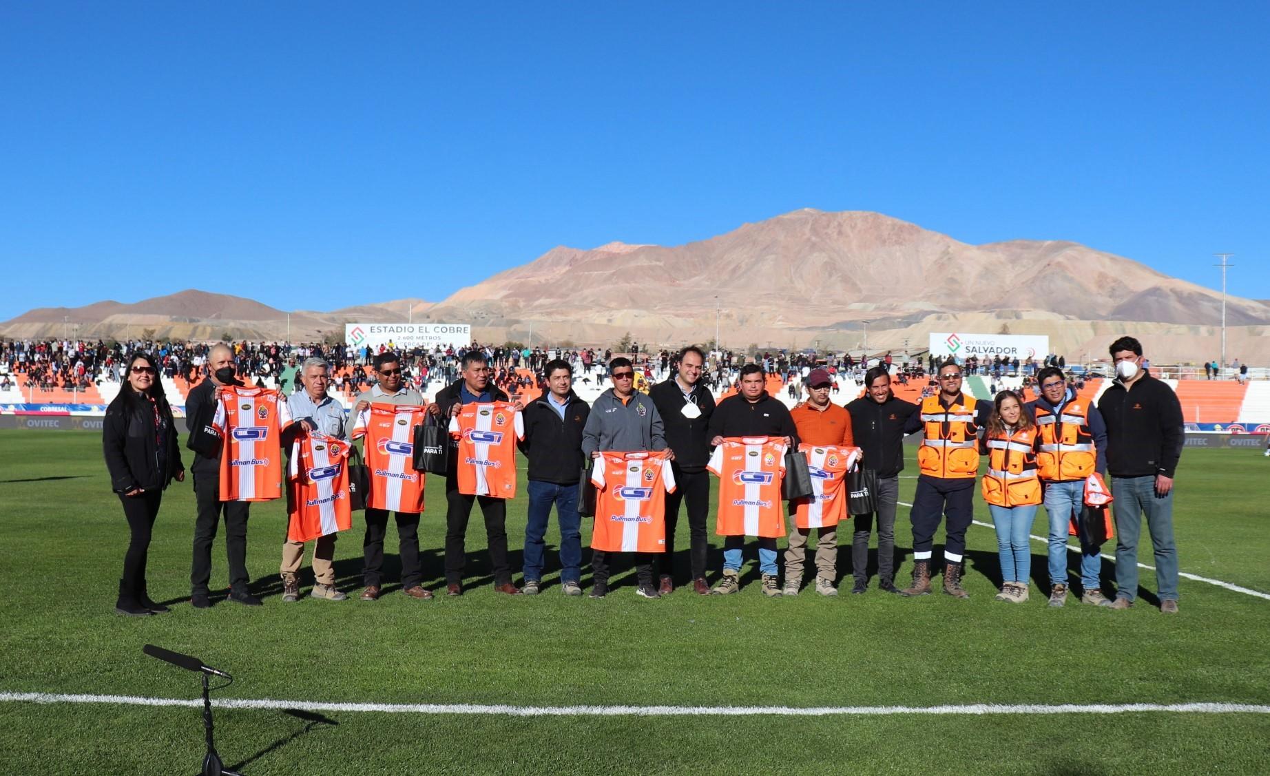 Trabajadores de Codelco Salvador son reconocidos por su destacada labor durante partido de Cobresal 1 Foto Cobresal Colo