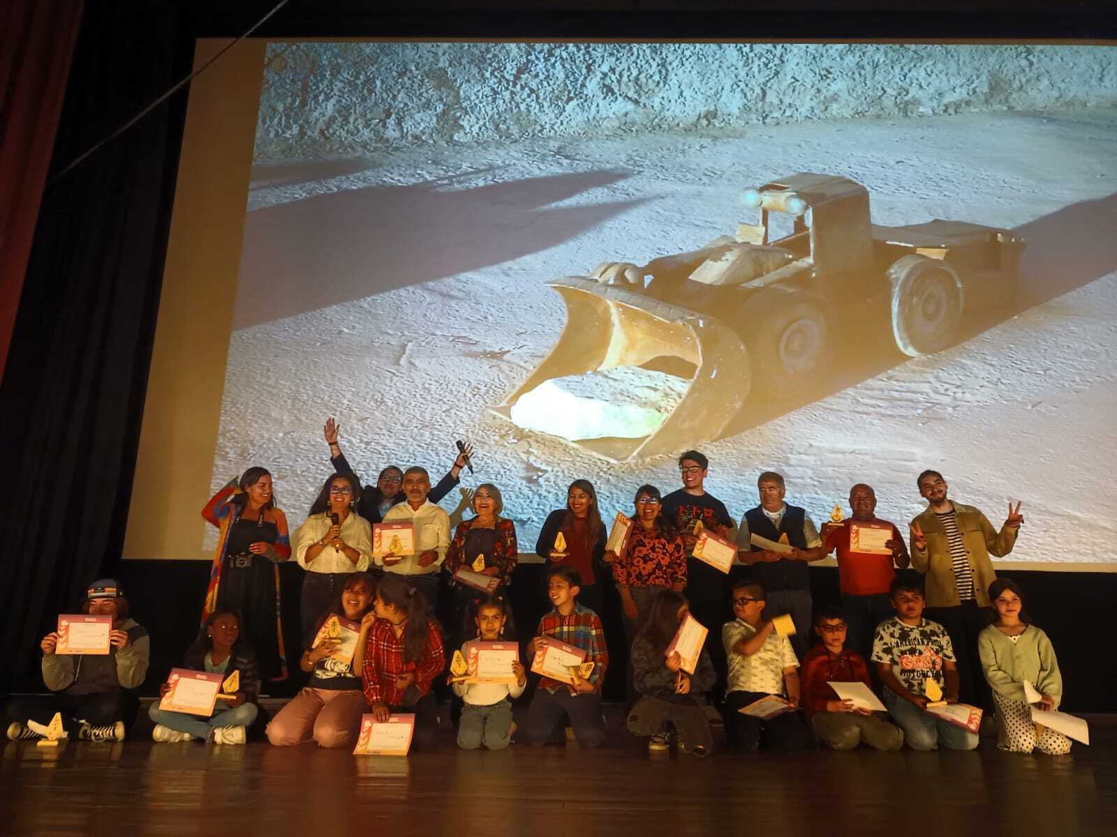EXITOSO ESTRENO DEL DOCUMENTAL "LA ÚLTIMA FLOR DE COBRE" 1 a1