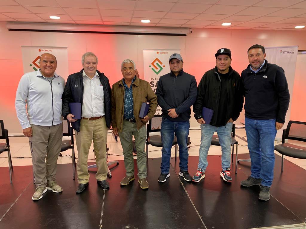 Emotivo reencuentro entre mineros rescatados de la mina San José y André Sougarret 1 foto franklin