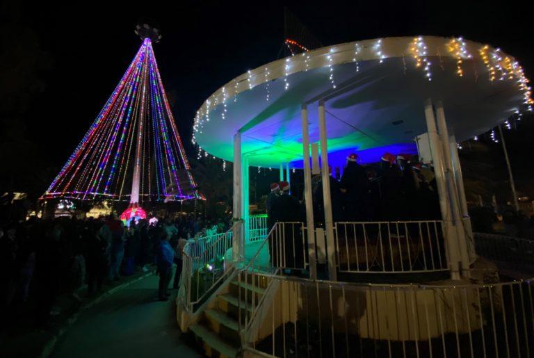 Entre villancicos y viejos pascueros El Salvador encendió árbol navideño de 22 metros de altura 4 Arbol 1