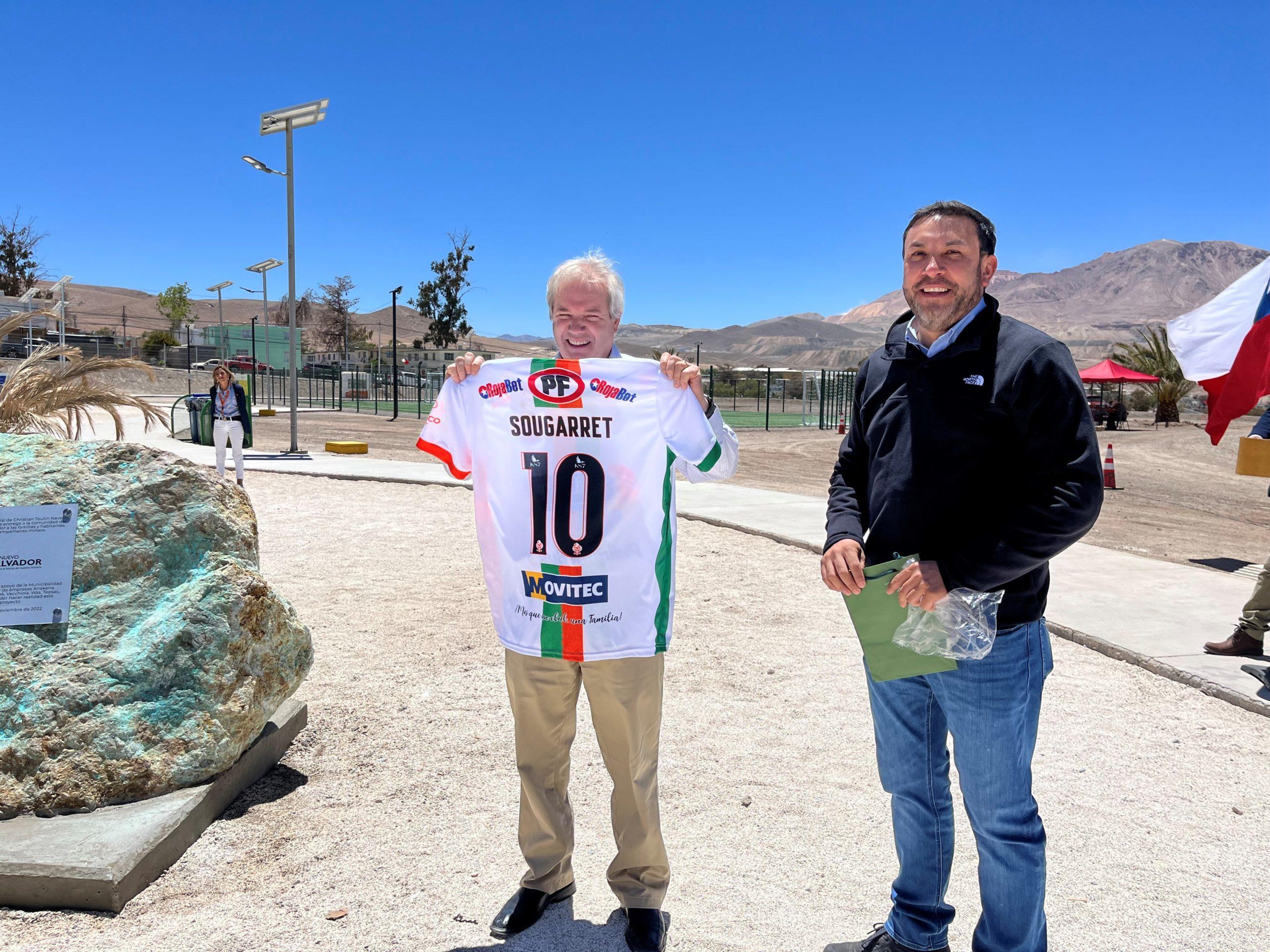 Presidente de Codelco André Sougarret recibe la primera camiseta oficial de Cobresal 2023 1 Foto Sougarret Camiseta scaled