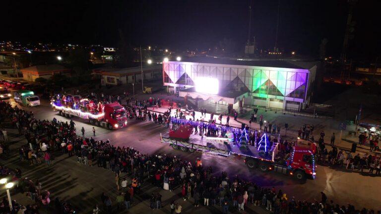 Multitudinaria participación tuvo una nueva versión del carnaval navideño de carros alegóricos en El Salvador 3 go photo 1671674976910