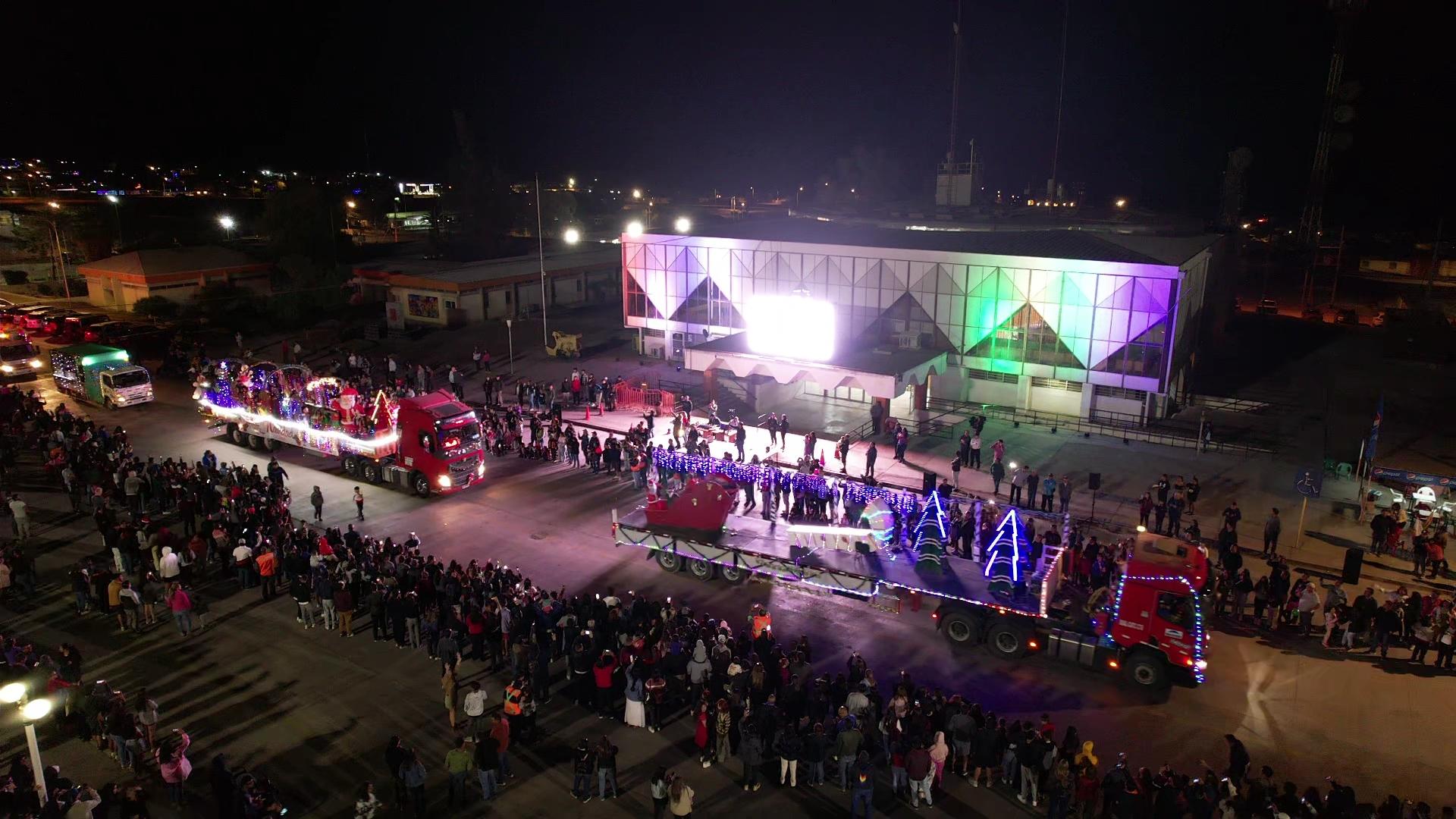 Multitudinaria participación tuvo una nueva versión del carnaval navideño de carros alegóricos en El Salvador 1 go photo 1671674976910