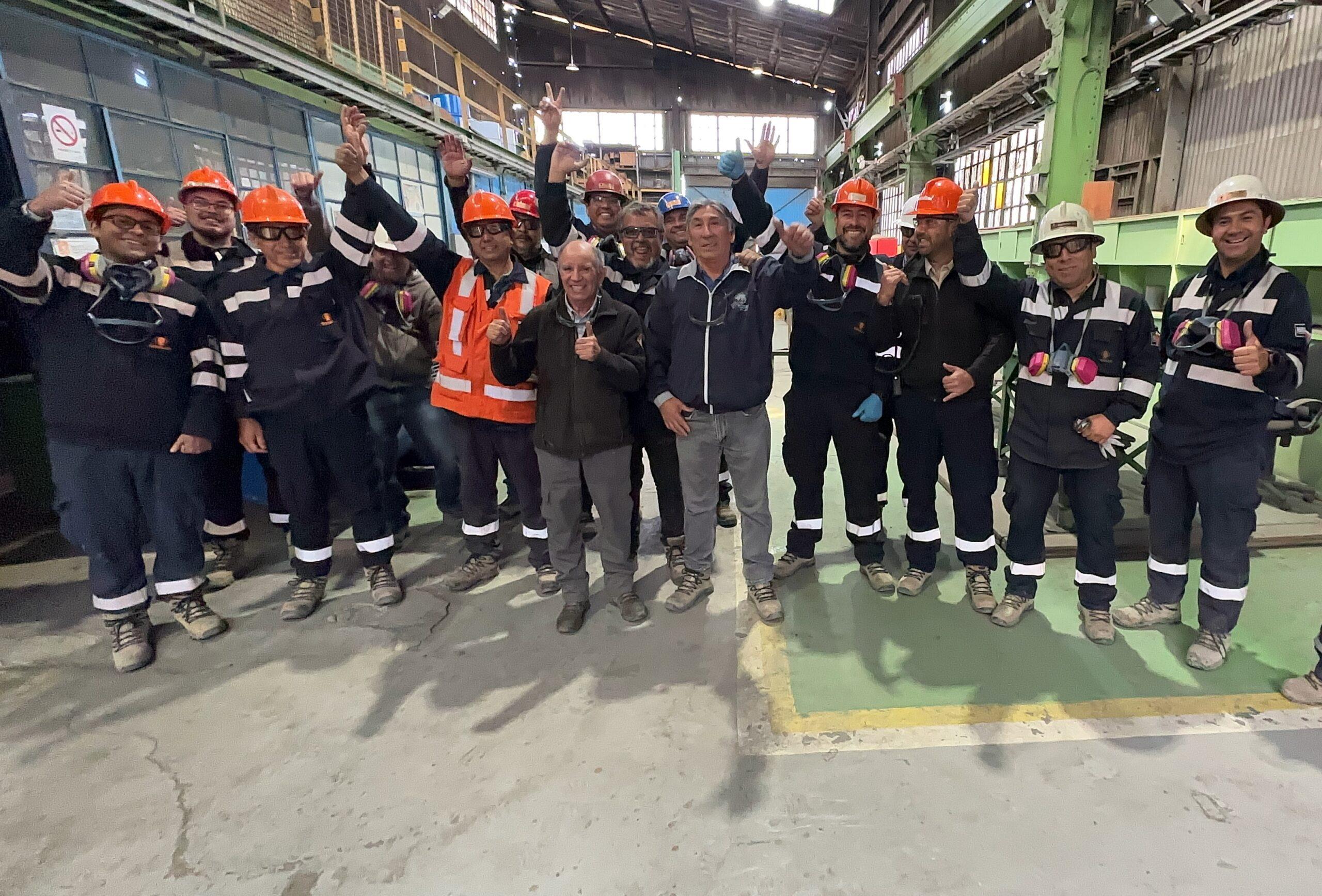 Emotiva despedida tuvieron trabajadores con más de cuatro décadas en Fundición Potrerillos 1 Despedida viejitos 2 scaled