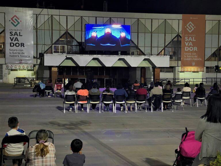 Familias de El Salvador disfrutaron nuevamente de entretenido Ciclo de Cine en Verano bajo las estrellas 3 Foto Cine Bajo 1