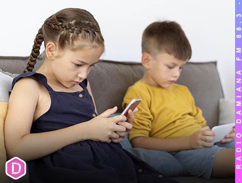 RESTRICCIÓN DEL USO DE CELULARES EN COLEGIOS: LA NORMATIVA QUE SUMA APOYO ENTRE LOS ESPECIALISTAS 1 telefonos ninos