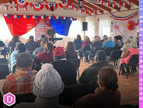 Programa Cultura Itinerante llevó la música de los 60 a los adultos mayores de Diego de Almagro 4 FOTO VICENTE BAZA CODELCO