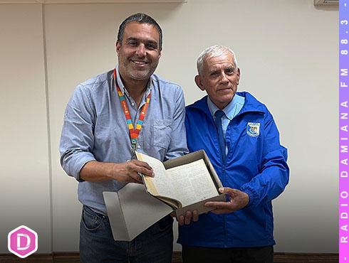 Profesor vallenarino devuelve libro que fue prestado hace casi medio siglo a un ex alumno 1 LIBREO WEB