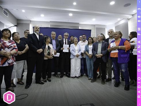 Gobierno y Mesa del Sector Público llegan a acuerdo: incluye reajuste de 4,9%, incentivos al retiro y medidas para reducir ausentismo 1 GOBIERNO ACUERDO PAGINA