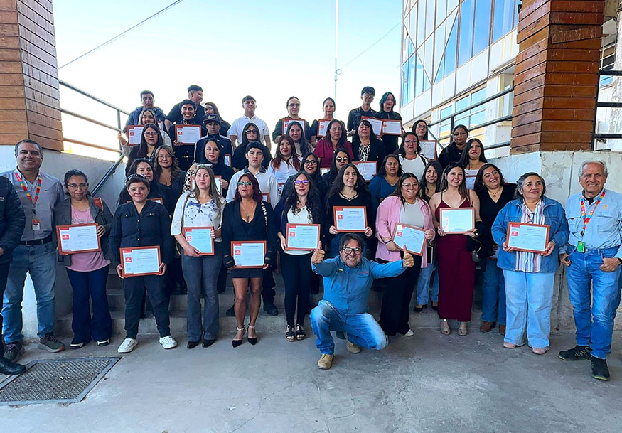 Codelco capacitó a 40 vecinas de El Salvador en curso de manejo Clase B 1 CHANARAL CODELCO 2025