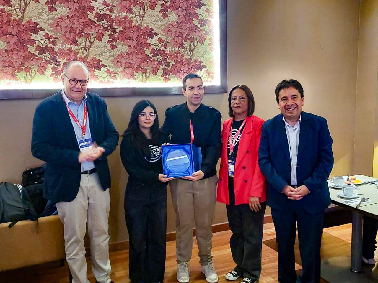 Entregan reconocimiento en Expo FOREDE a estudiantes que ganaron en el certamen internacional 1 WhatsApp Image 2025 10 15 at 4.08.57 PM