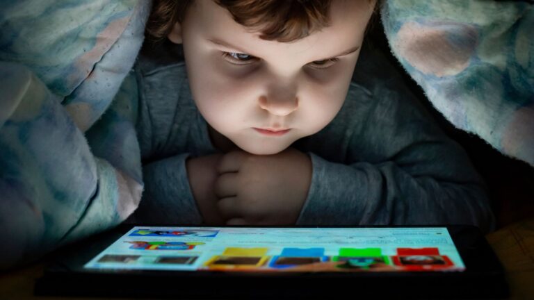 Cómo equilibrar pantallas, juegos y aire libre 6 ninos pantallas