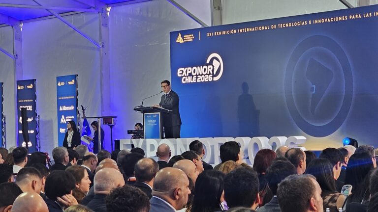Biministro Mas destaca en Exponor las medidas del gobierno para atraernuevas inversiones mineras 1 Biministro en Exponor