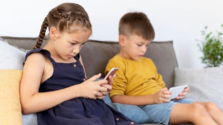 Prohibir no basta: el desafío es regular cómo están diseñadas las redes sociales 2 celulares ninos